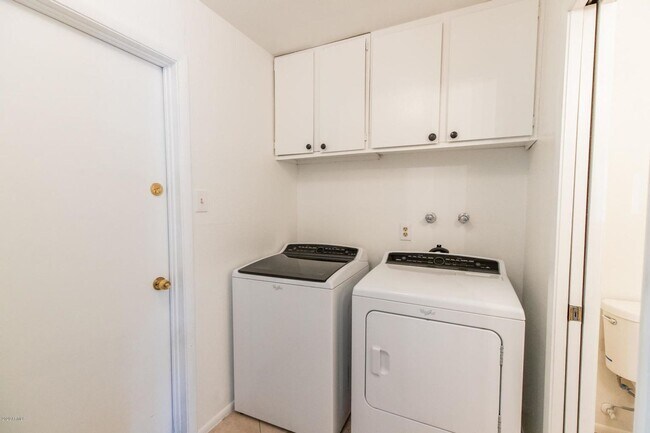 Building Photo - Great Tri-Level home close to ASU