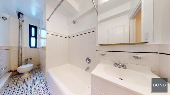 Building Photo - 141 E 56th St