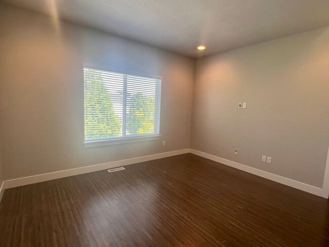 Building Photo - Beautiful Santorini Village Townhome Now Available in South Jordan