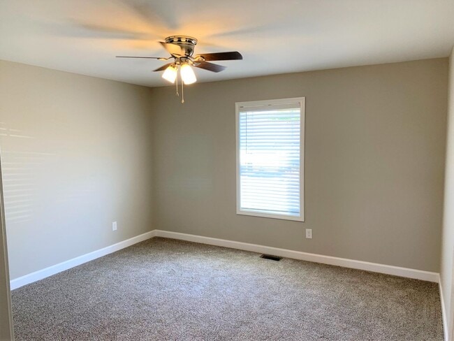 Building Photo - Bluegrass Drive 101
