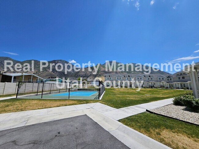 Building Photo - Provo Town home