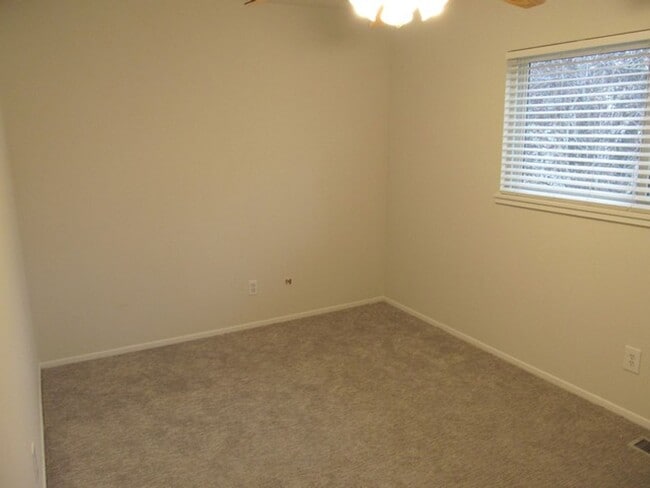 Building Photo - Great Holladay Townhome