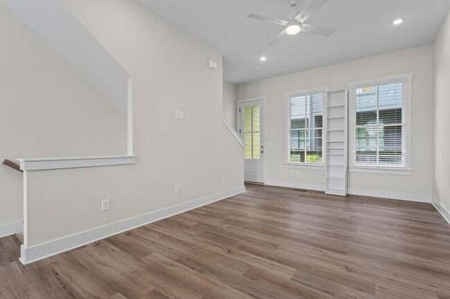Building Photo - 1066 Crest Cir SE