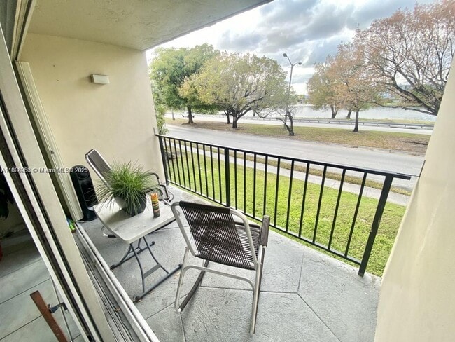 Primary Photo - 9150 Fontainebleau Blvd