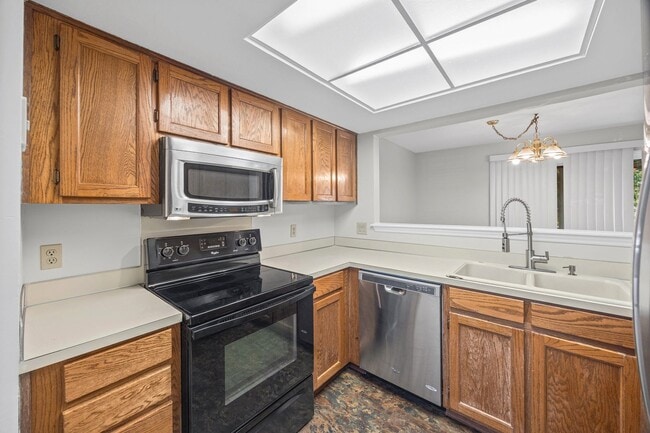 Building Photo - Light and bright 2-primary suite, 2-bath condo in Firethorne of Charlotte.
