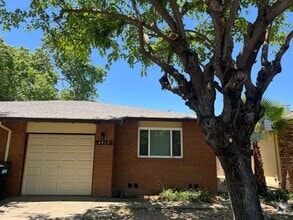 Building Photo - UPDATED 2 BEDROOM DUPLEX W/ PRIVATE YARD!