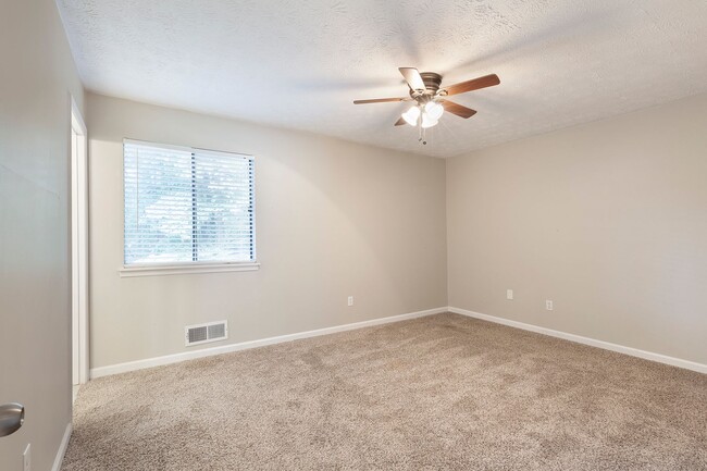 Building Photo - Spacious 3/2.5 Split Level w/ Large Bonus Room and Private Backyard!