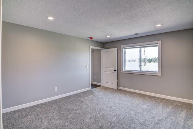 Building Photo - 1341 Blue Jay Pl