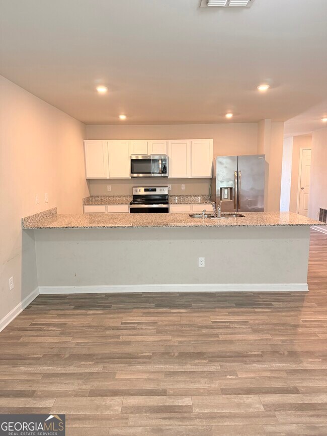 Building Photo - 725 Cole Dr