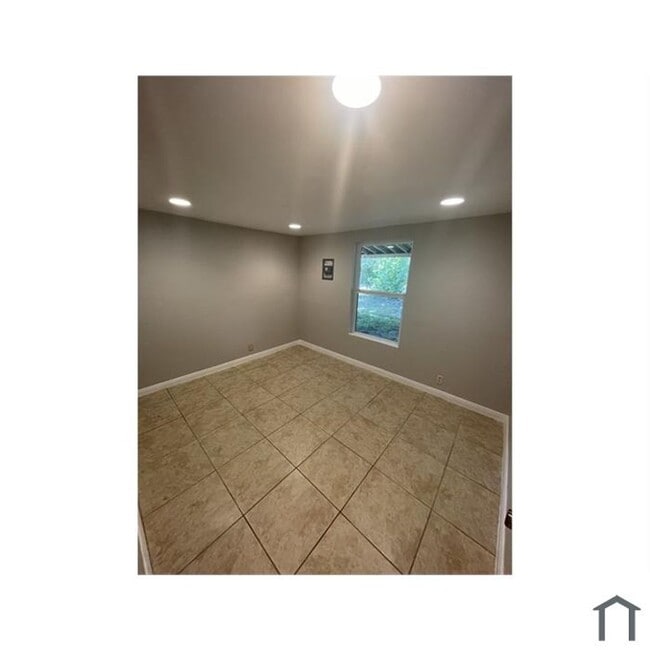 Building Photo - Discover your dream home in this beautifully renovated four-bedroom, two-bathroom house.