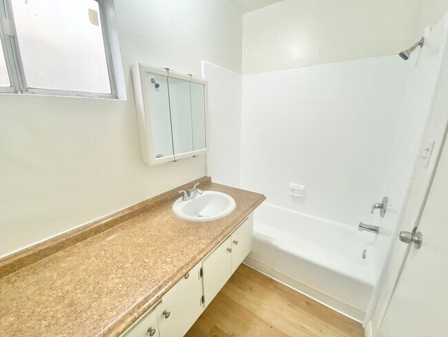 Building Photo - Cozy 1 bedroom unit located in Canoga Park!