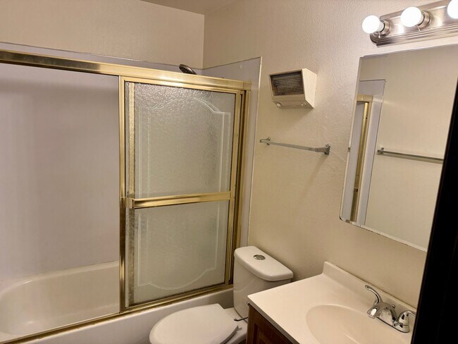 Building Photo - Single level top floor 2 bed Flat w/nice sized deck