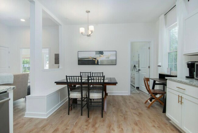 Building Photo - 452 Riverland Dr