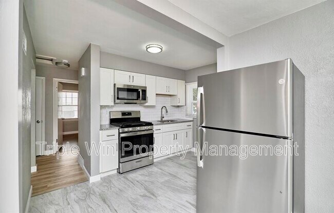 Building Photo - 9823 Meadowview Dr