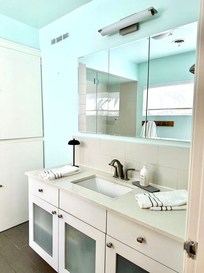 Building Photo - Charming Hollywood Hills–Adjacent 2BR Home w/ Garage | Prime 90046 Location