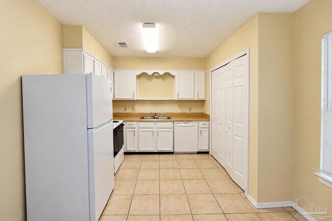 Building Photo - 405 Cornwall Cir