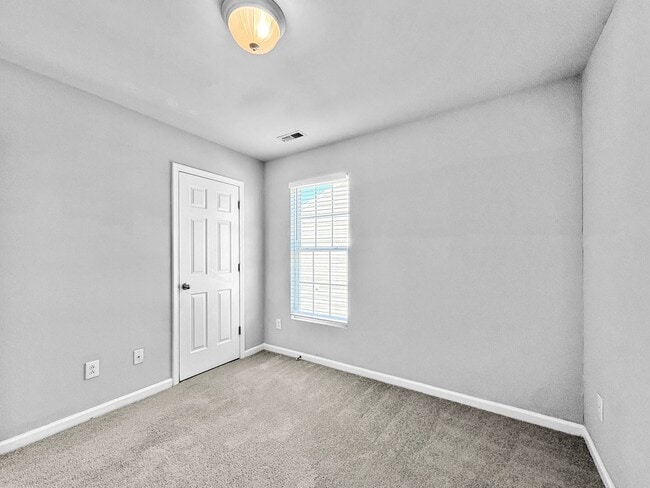 Building Photo - Stunning 4-bedroom, 2.5-bathroom home loca...