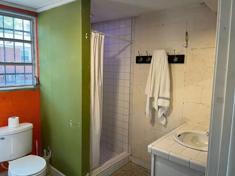 Bathroom - 3408 Montgomery St
