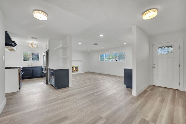 Building Photo - Mid-Century Modern Gem in Historic McNeil ...