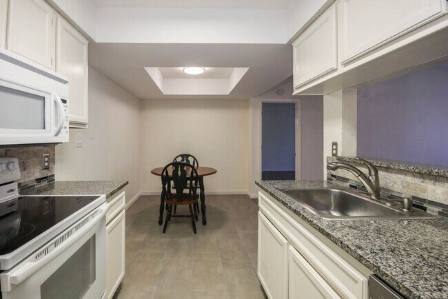 Building Photo - 2 Bed / 1 Bath Condo South Tulsa - Availab...