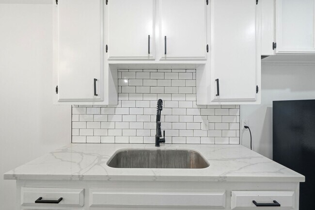 Building Photo - 5549 Fulcher Ave