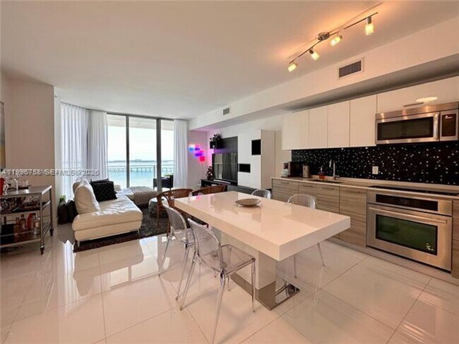 Building Photo - 1300 Brickell Bay Dr