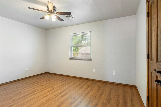 Building Photo - 2508 NE Turtle Creek Dr