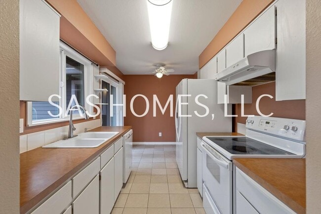 Building Photo - 11200 SW 83rd Ave