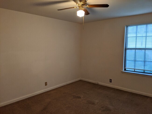 Building Photo - 1330 Quail Valley Rd