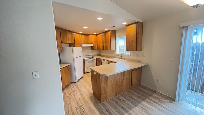 Building Photo - 3 Bedroom 2 Bath Duplex