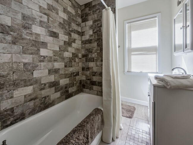 Building Photo - Welcome to this charming 2 bedroom, 1 bath...