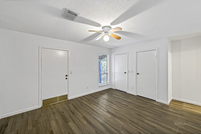 Building Photo - 32 E Rivercrest Dr