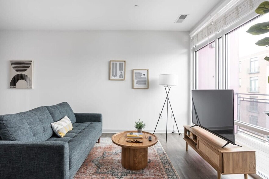 Primary Photo - 747 N College Ave