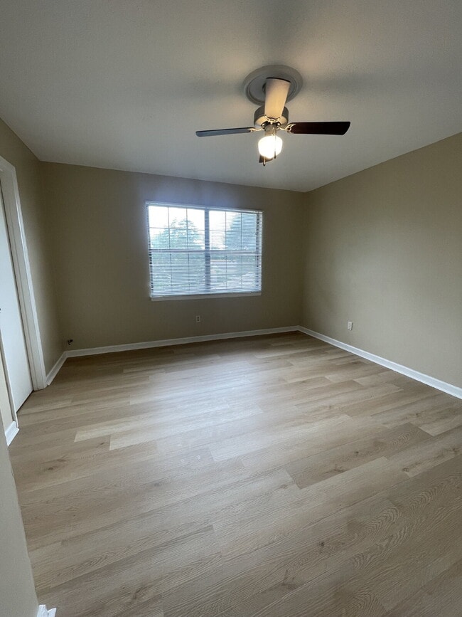 Building Photo - 2/1.5 Townhouse, Fenced Backyard, Located ...