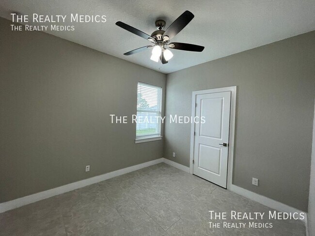 Building Photo - 279 Elm Ct