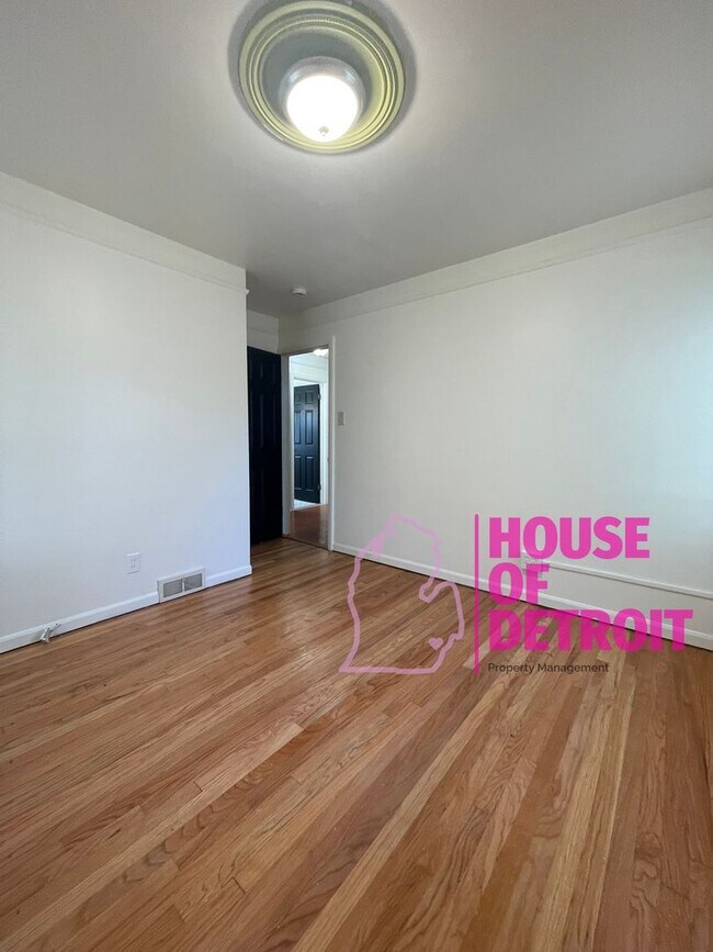 Building Photo - Summer Special~ 3 BEDROOM 1 BATH BUNGALOW ...