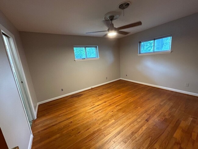 Building Photo - 807 Ridgecrest Dr