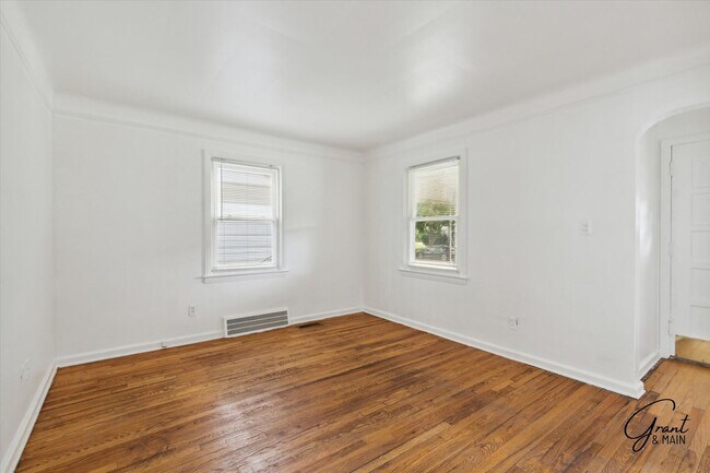 Building Photo - $1,100/month - 2 Bed 1 Bath in Harper Woods