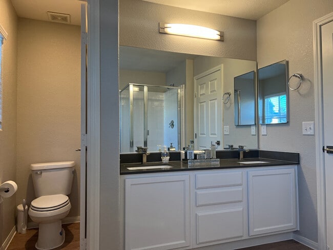 Building Photo - Suncrest Townhomes