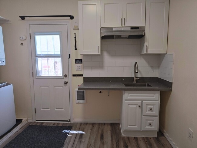 Building Photo - 655 Freesia Dr