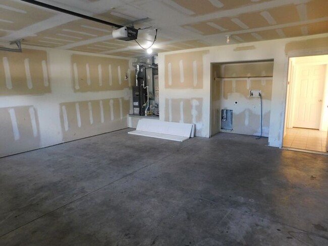 Building Photo - Comfortable 4-Bedroom Home with Great Outd...
