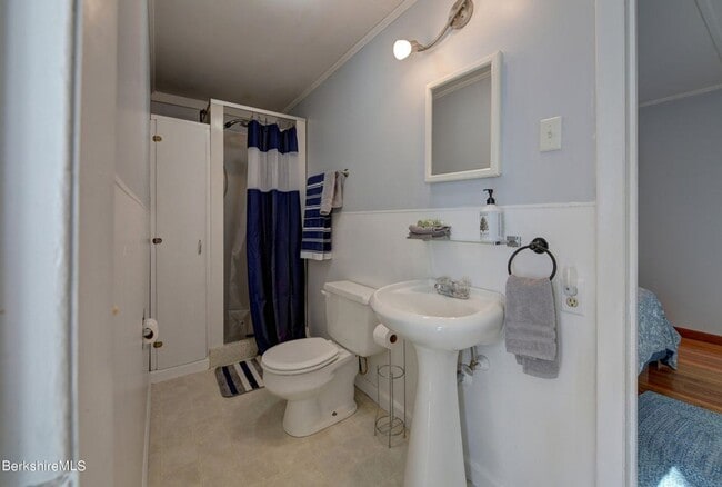 Building Photo - Centrally located 2 Bedroom, 2 Bathroom ho...