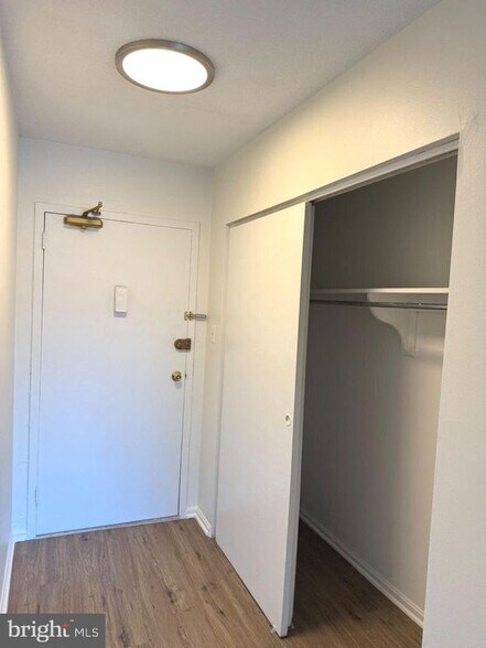 Building Photo - 1300 Army Navy Dr
