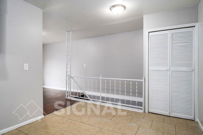 Building Photo - 1652 Roberta Ln