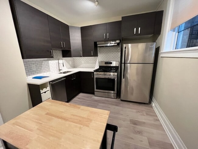 Building Photo - Spacious First Hill condo in the historic ...