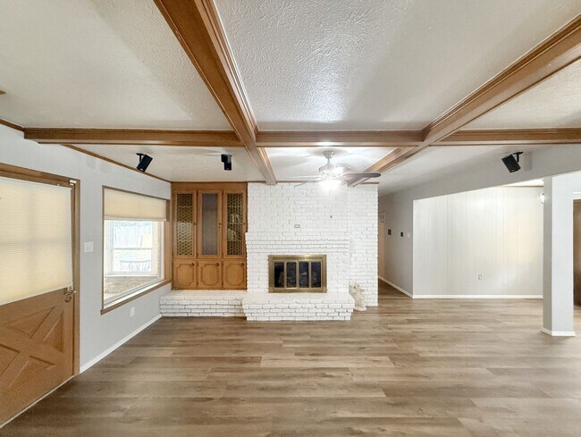 Building Photo - 3-Bedroom Home for Lease in Grand Prairie – 2,331 Sq Ft