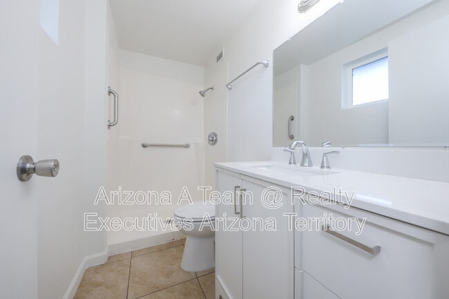 Building Photo - 4020 S Silver Beech Ave