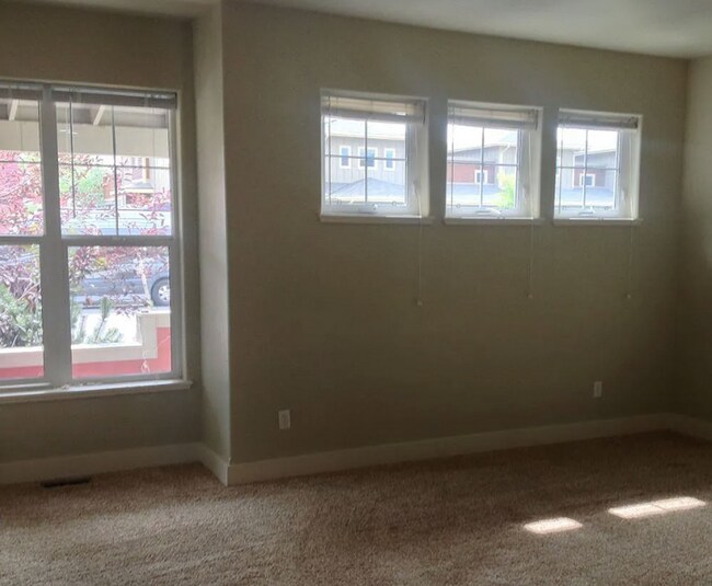 Building Photo - Open Floorplan Townhouse