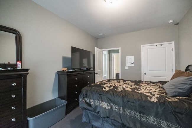 Building Photo - 1420 Day Dr