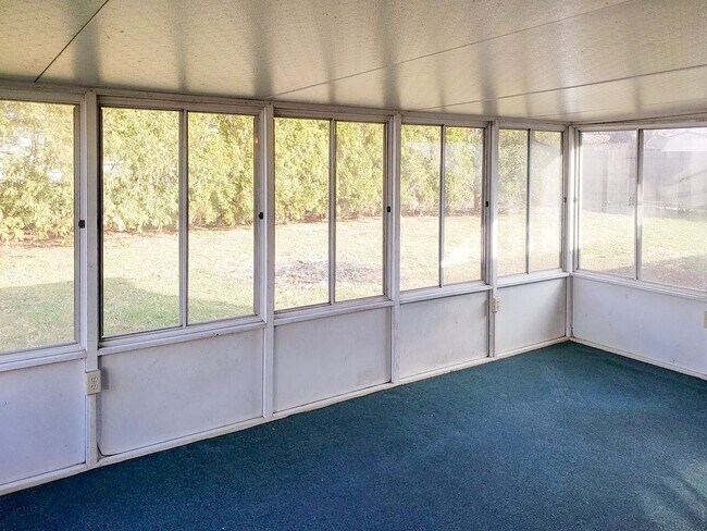 Building Photo - Enclosed Porch